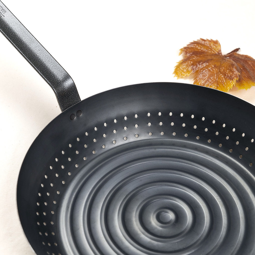 Poêle à marrons sur feu