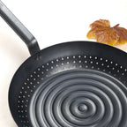 Poêle à marrons sur feu