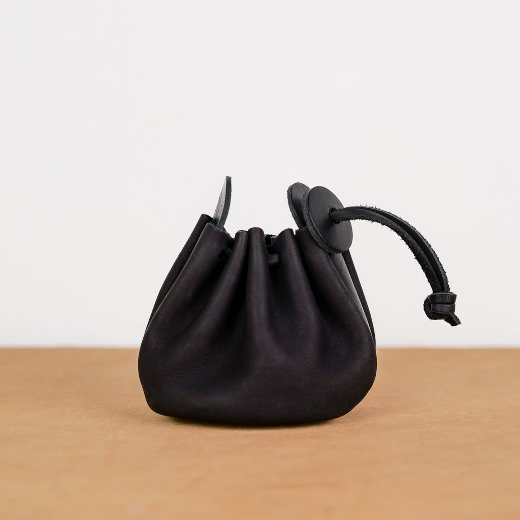 Bourse en cuir souple noir 8 x 10 cm avec fermeture cordon et bouton, porte-monnaie style ancien