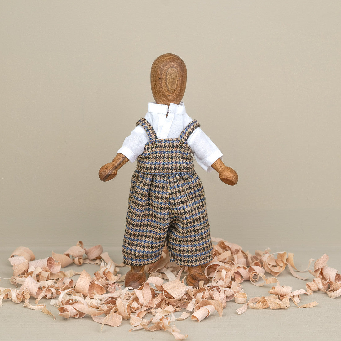 Poupées en bois avec salopette