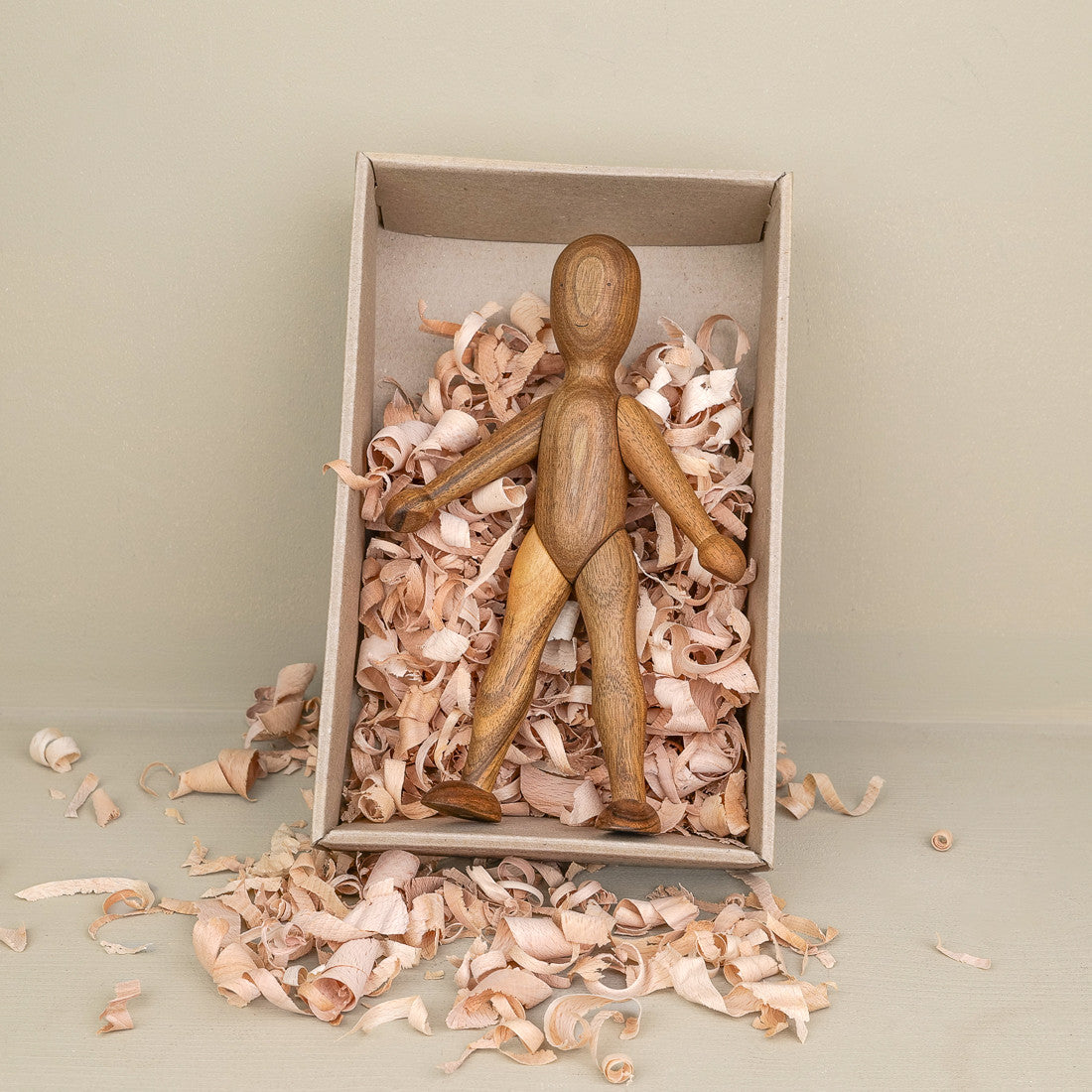 Poupées en bois foncé