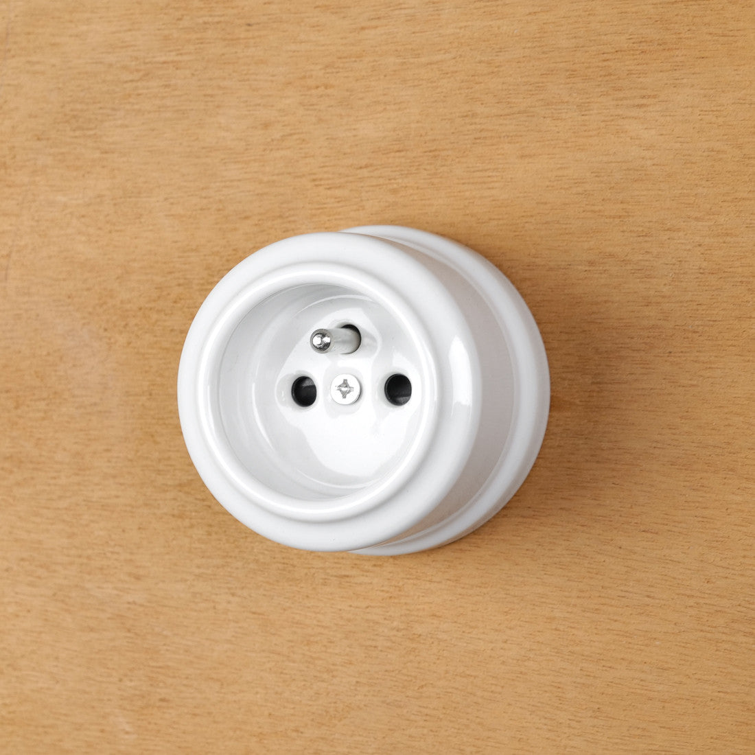Prise murale en porcelaine blanche