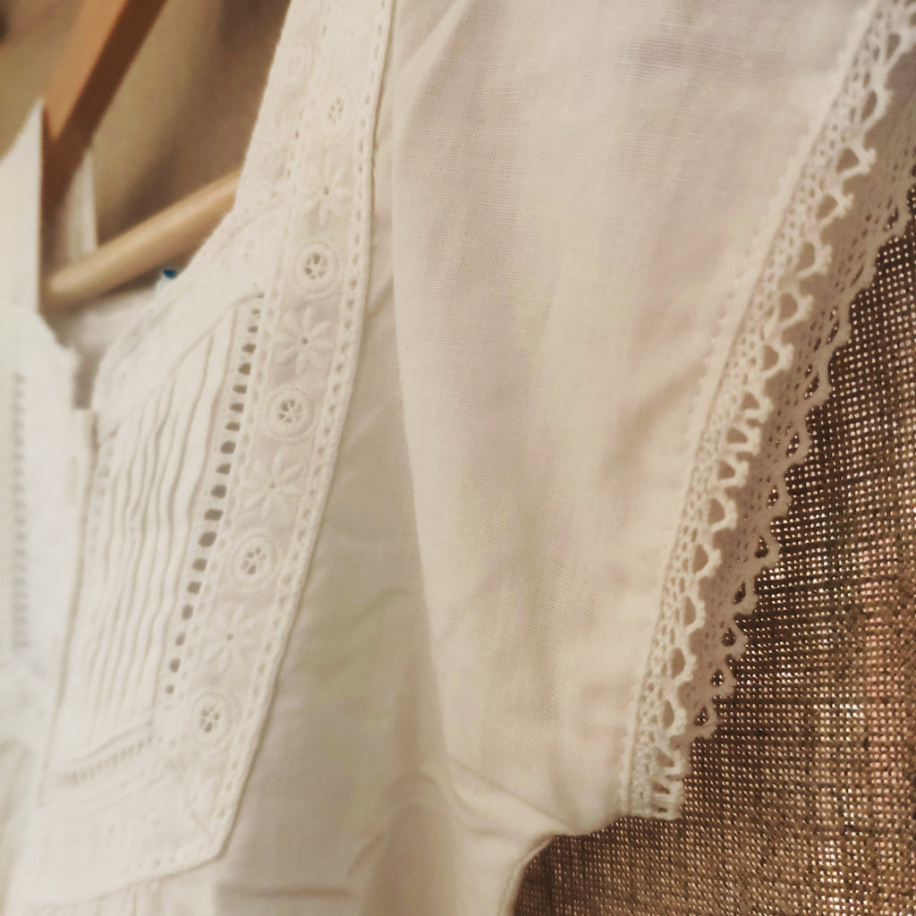 Robe blanche à manches courtes