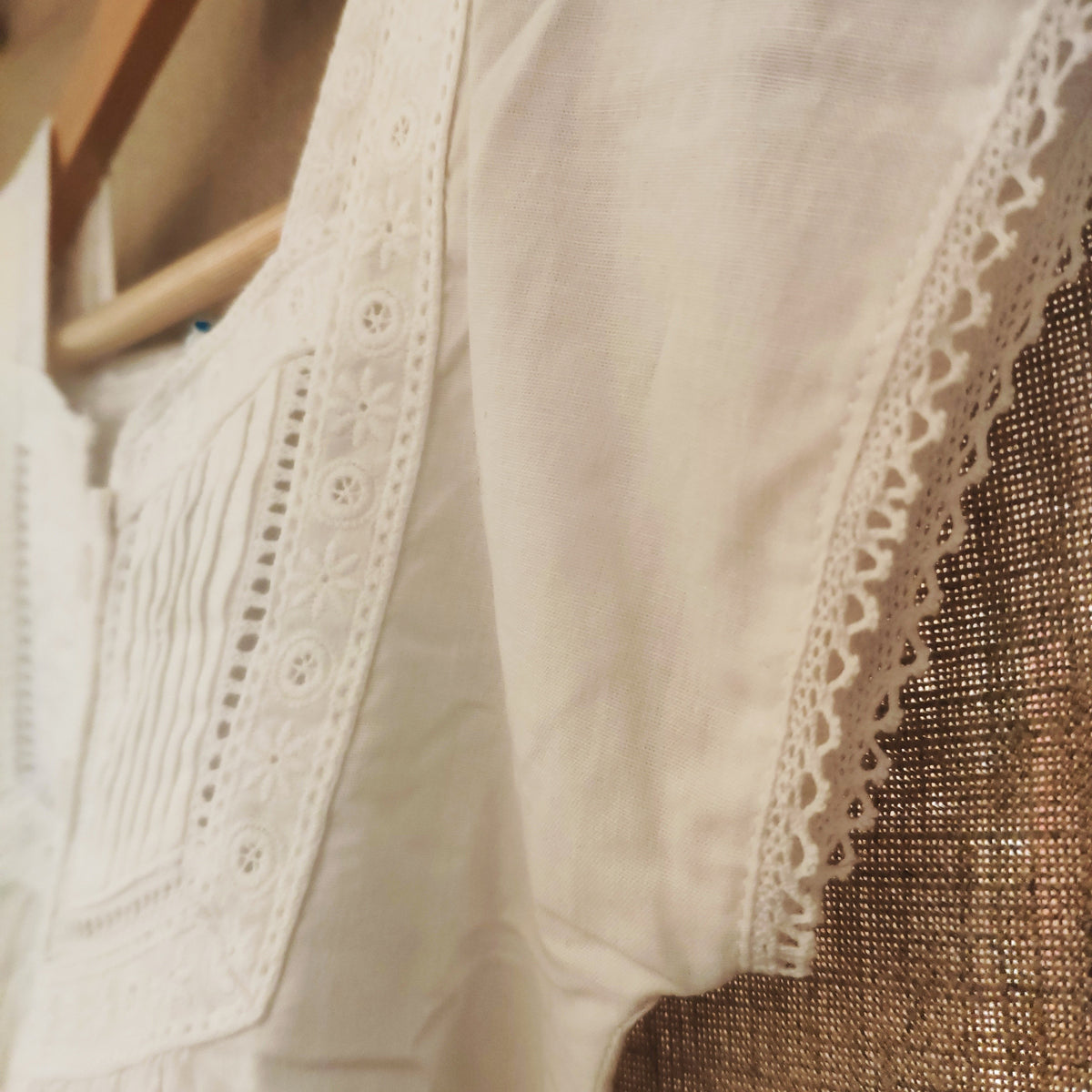 Robe blanche à manches courtes