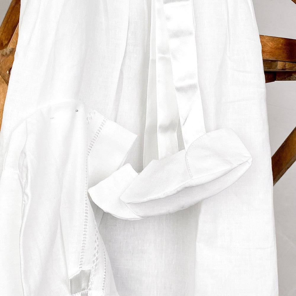 Robe de baptême avec béguin et chaussons