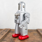 Robot spaceman géant