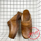 Sabots bretons en cuir embouti