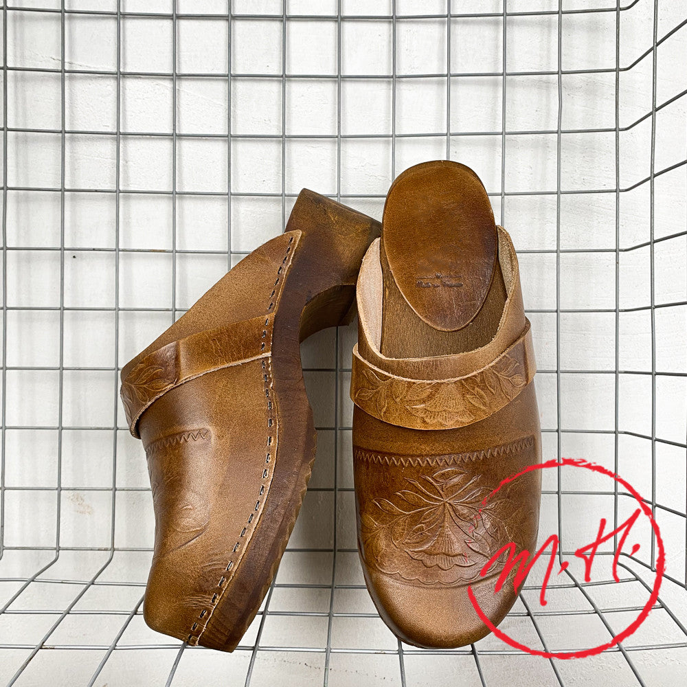 Sabots bretons en cuir embouti