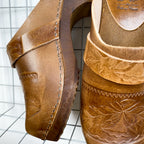 Sabots bretons en cuir embouti