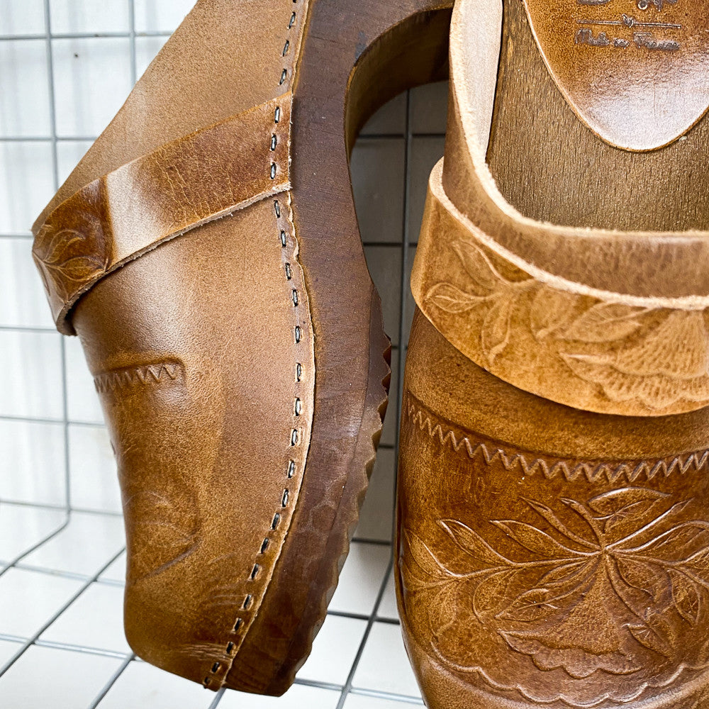 Sabots bretons en cuir embouti