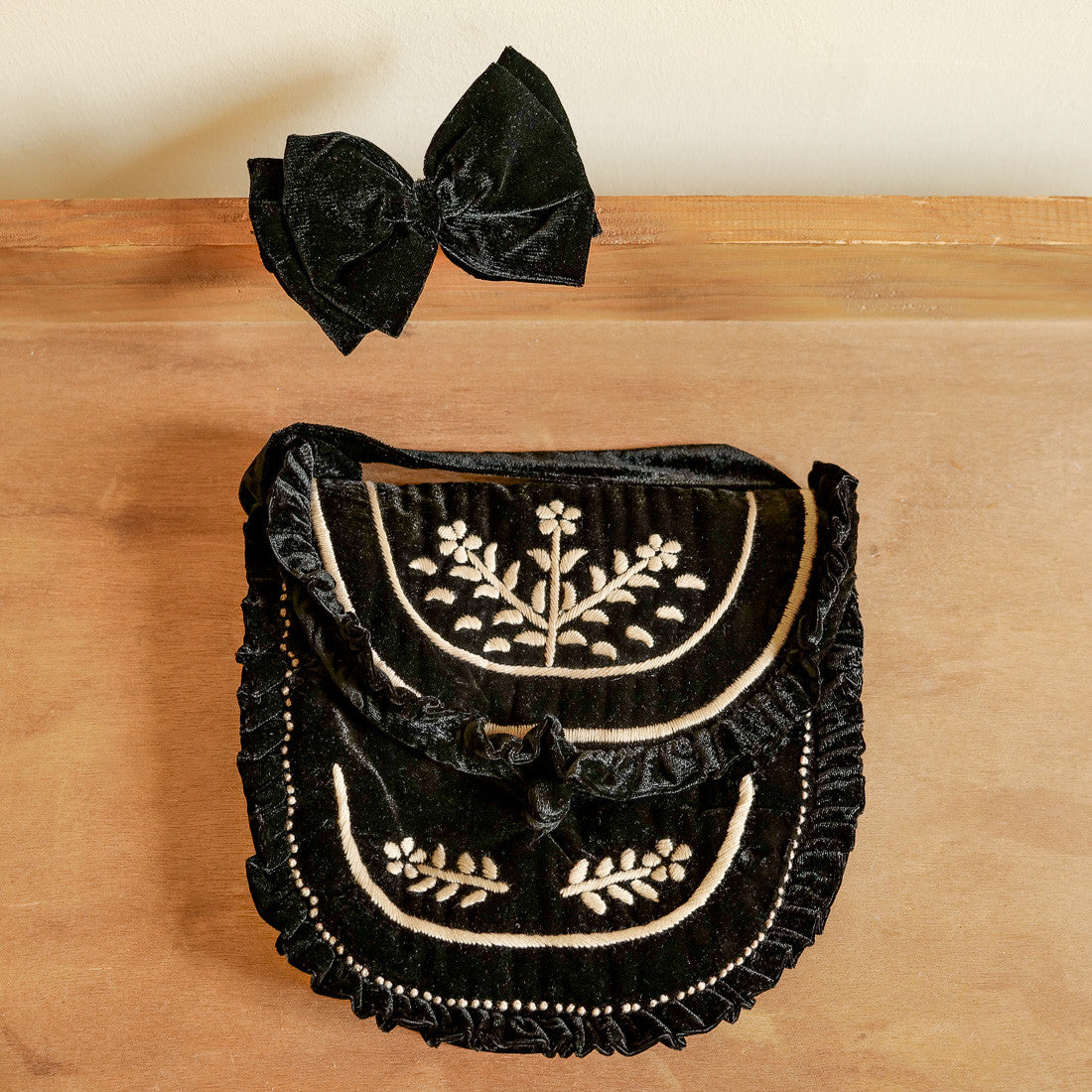 Sac bandoulière velours noir avec pince à cheveux