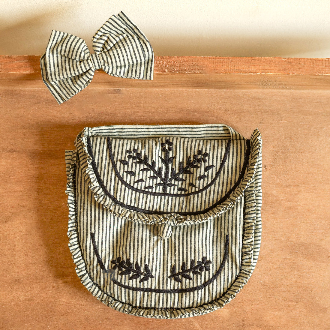 Sac bandoulière rayé avec pince à cheveux