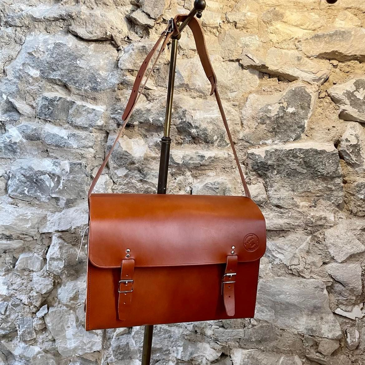 Sacoche rigide en cuir