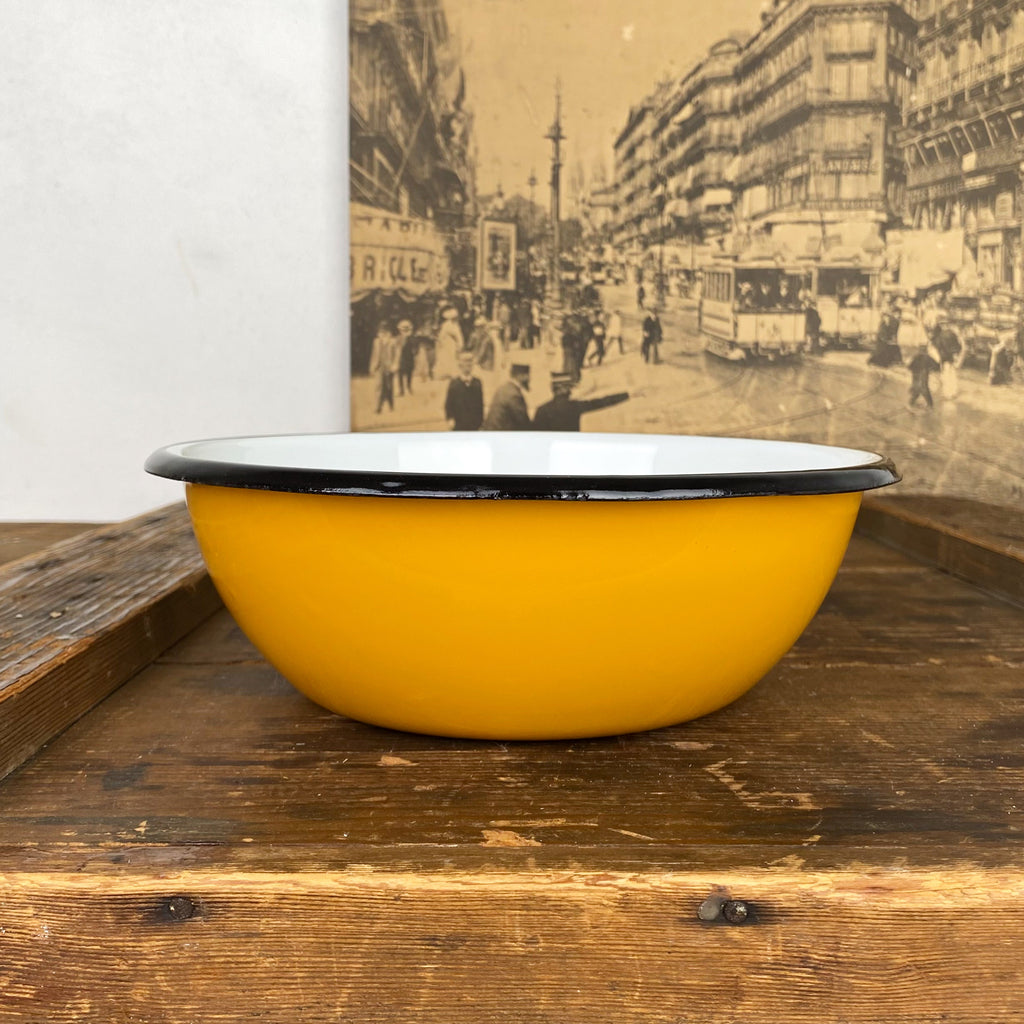 Saladier en émail coloré