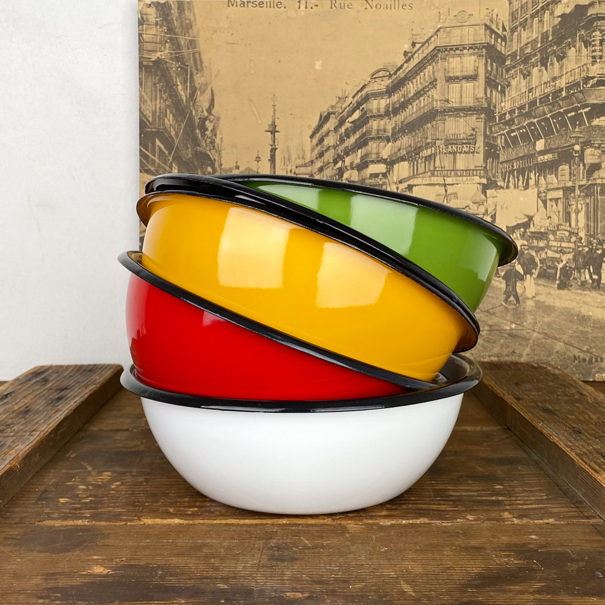 Saladier en émail coloré