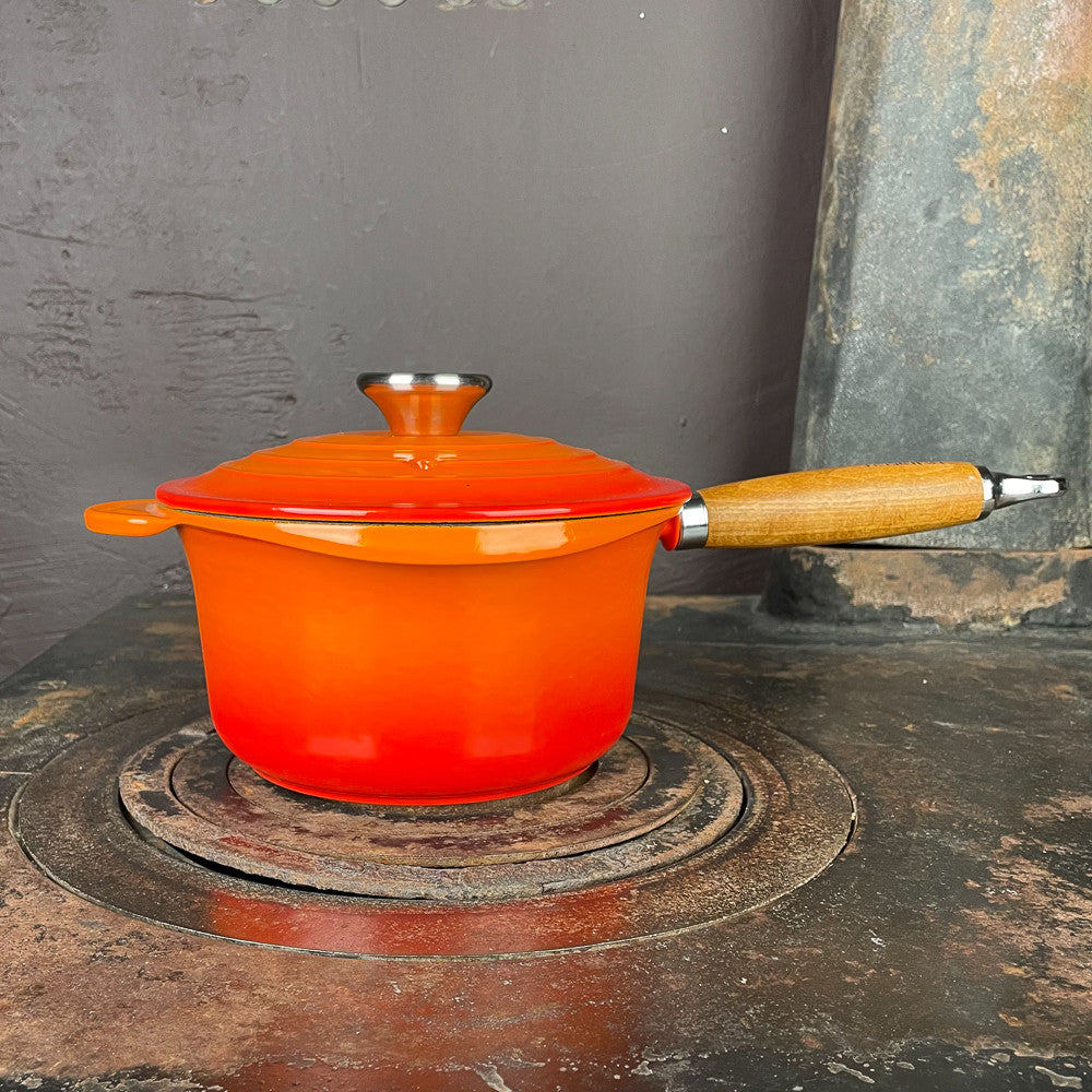 Saucier en fonte Le Creuset orange volcanique