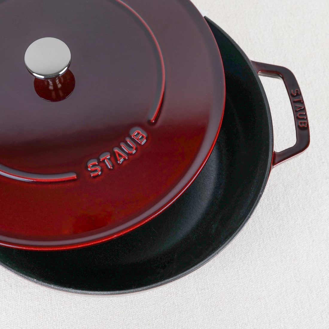 Sauteuse en fonte grenat