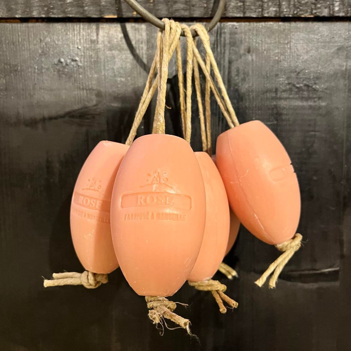 Savon ovale à corde rose