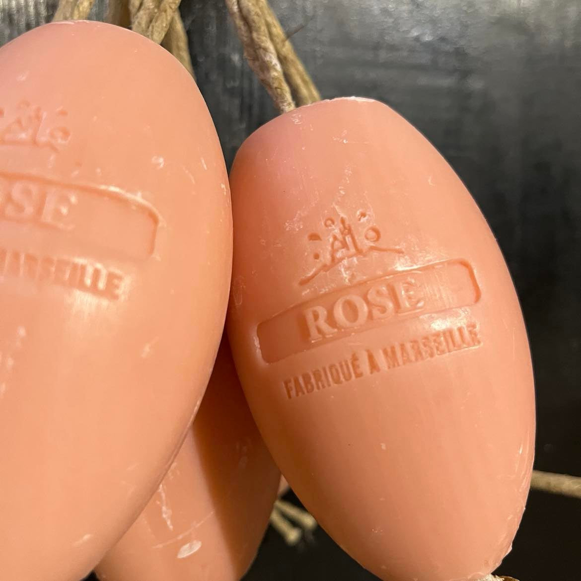 Savon ovale à corde rose