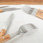 couteaux et fourchettes en olivier Opinel "table au soleil"