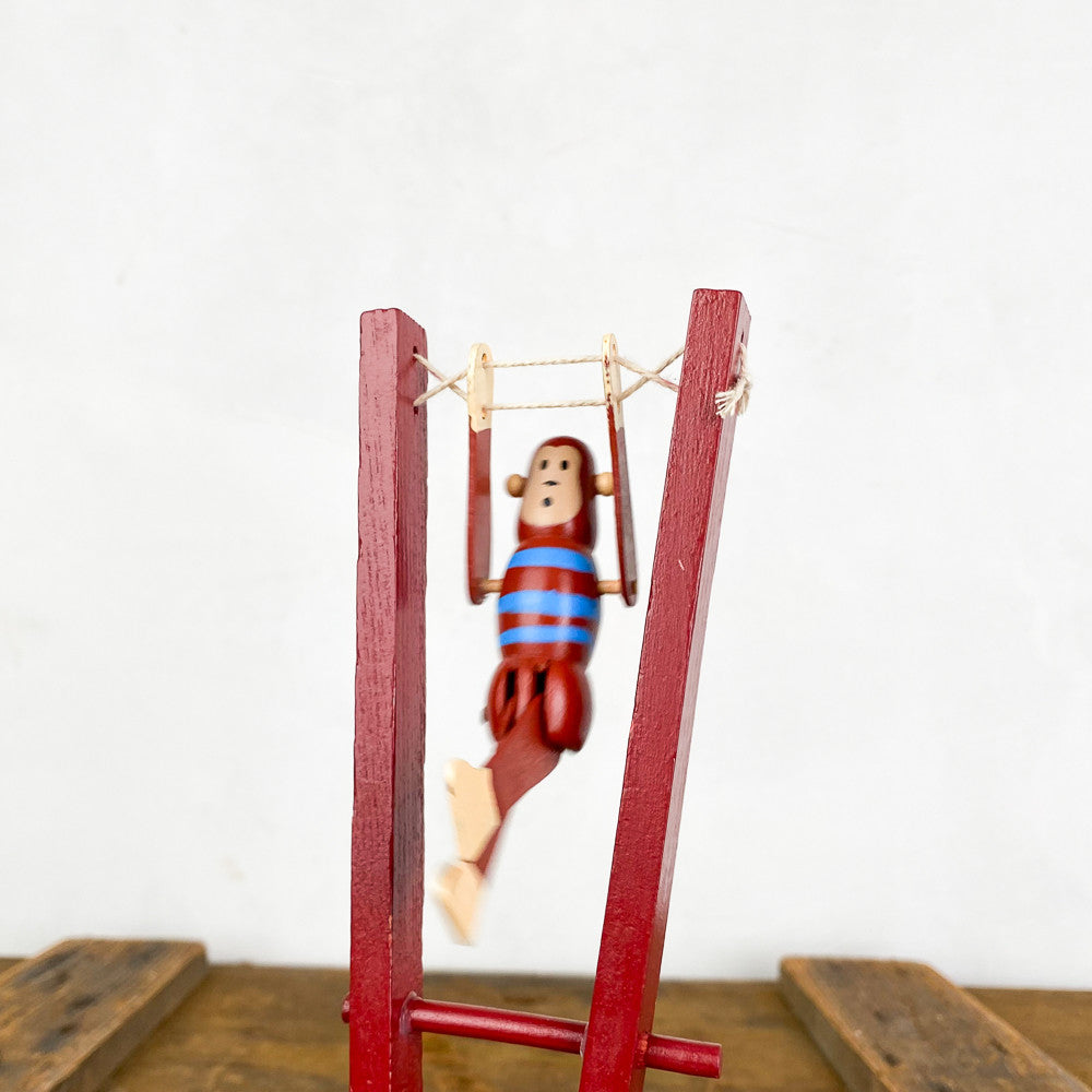 Singe acrobate en bois