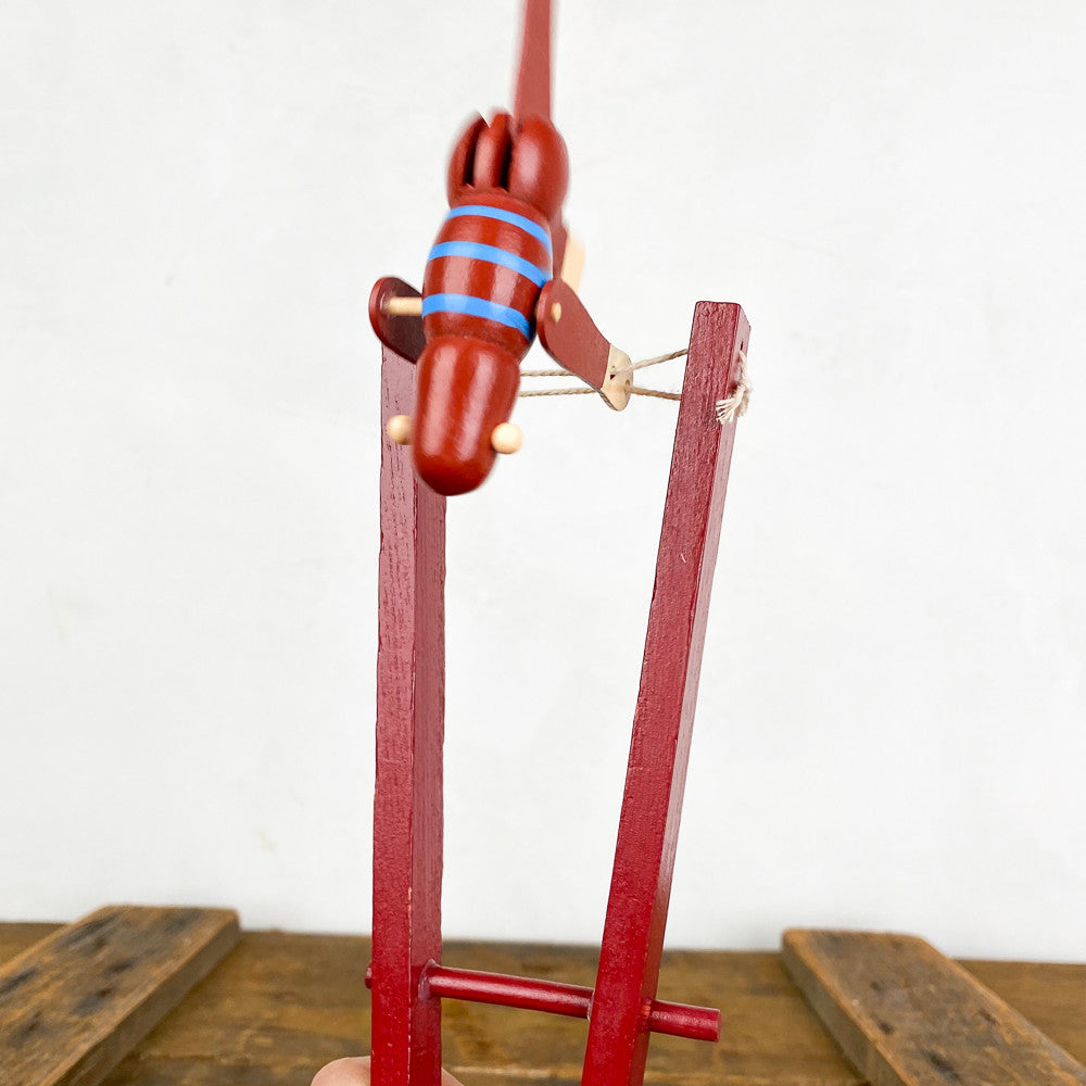 Singe acrobate en bois
