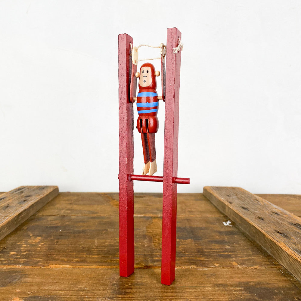 Singe acrobate en bois