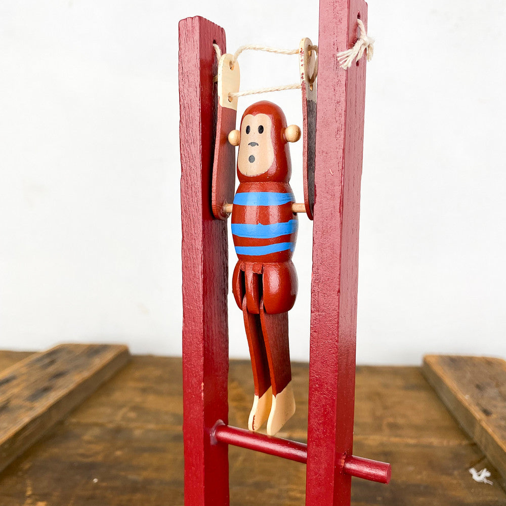 Singe acrobate en bois