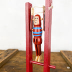 Singe acrobate en bois