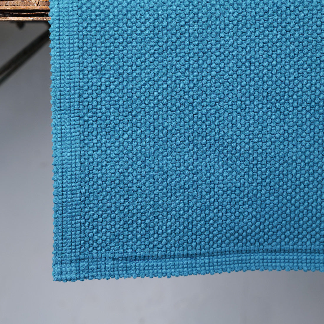 Tapis de bain bleu paon
