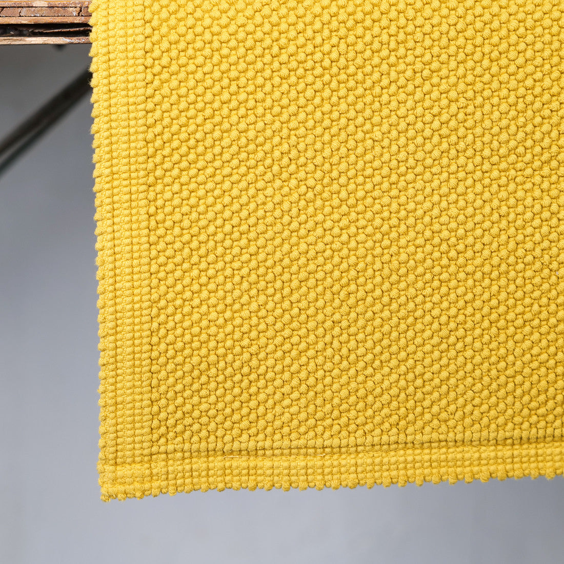 Tapis de bain jaune d'or