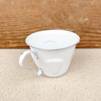 Tasse à café en émail blanc