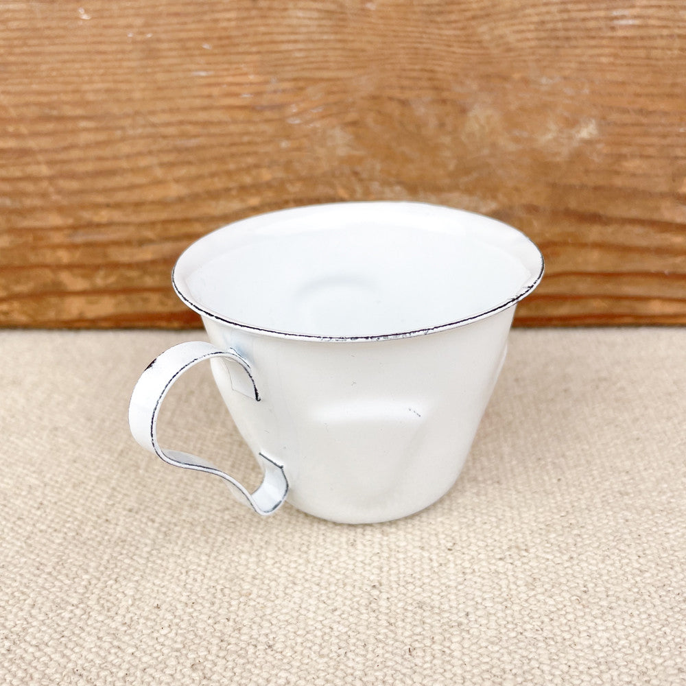 Tasse à café en émail blanc
