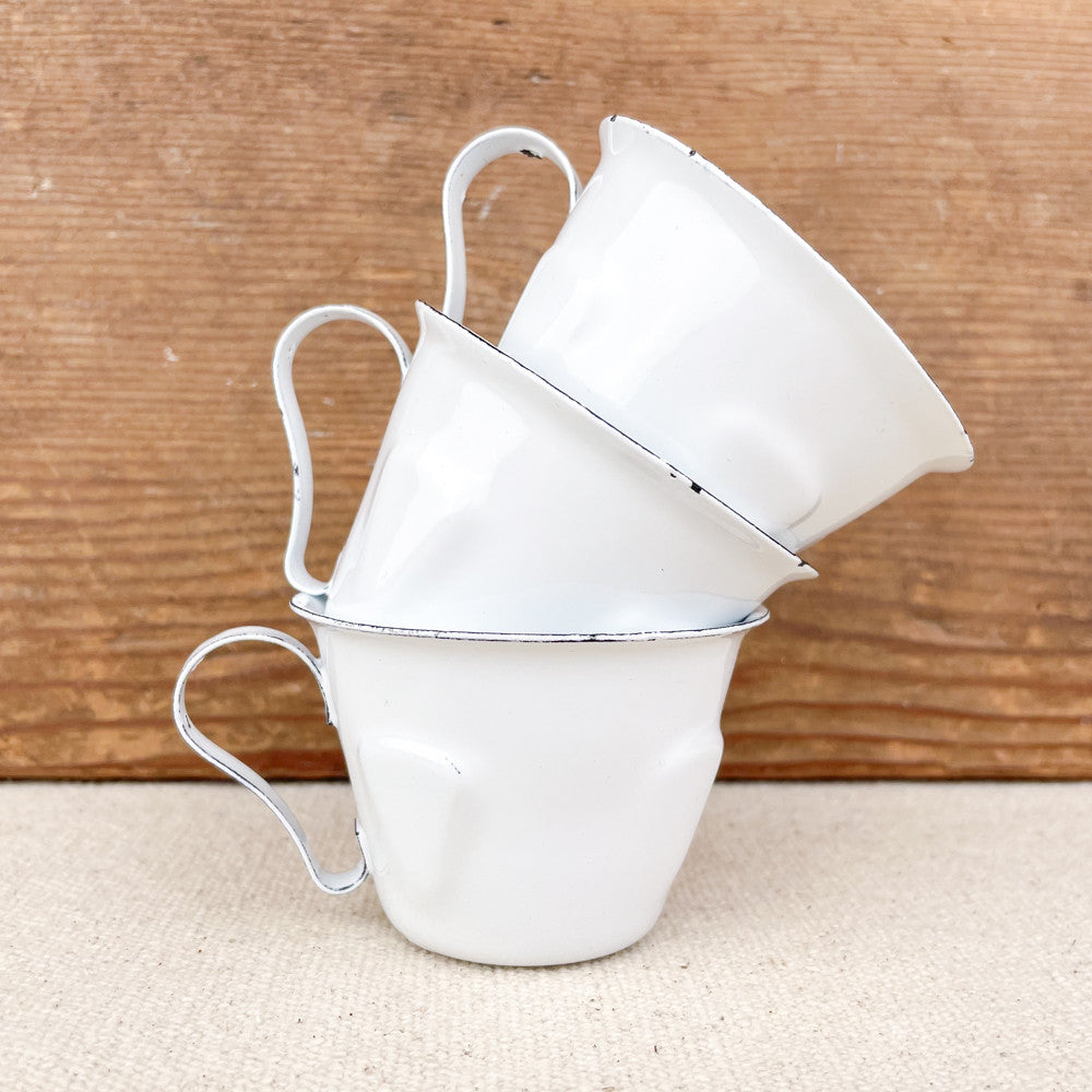 Tasse à café en émail blanc