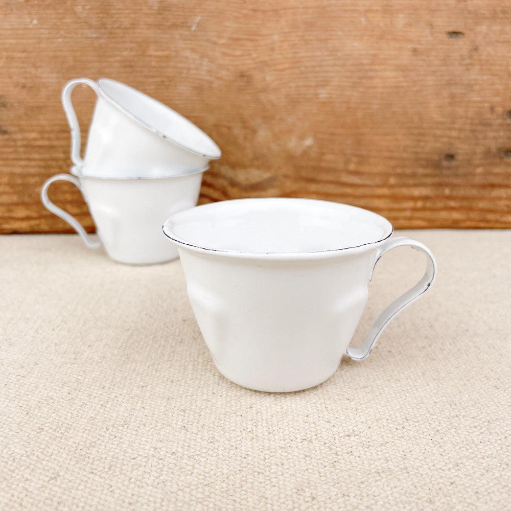 Tasse à café en émail blanc