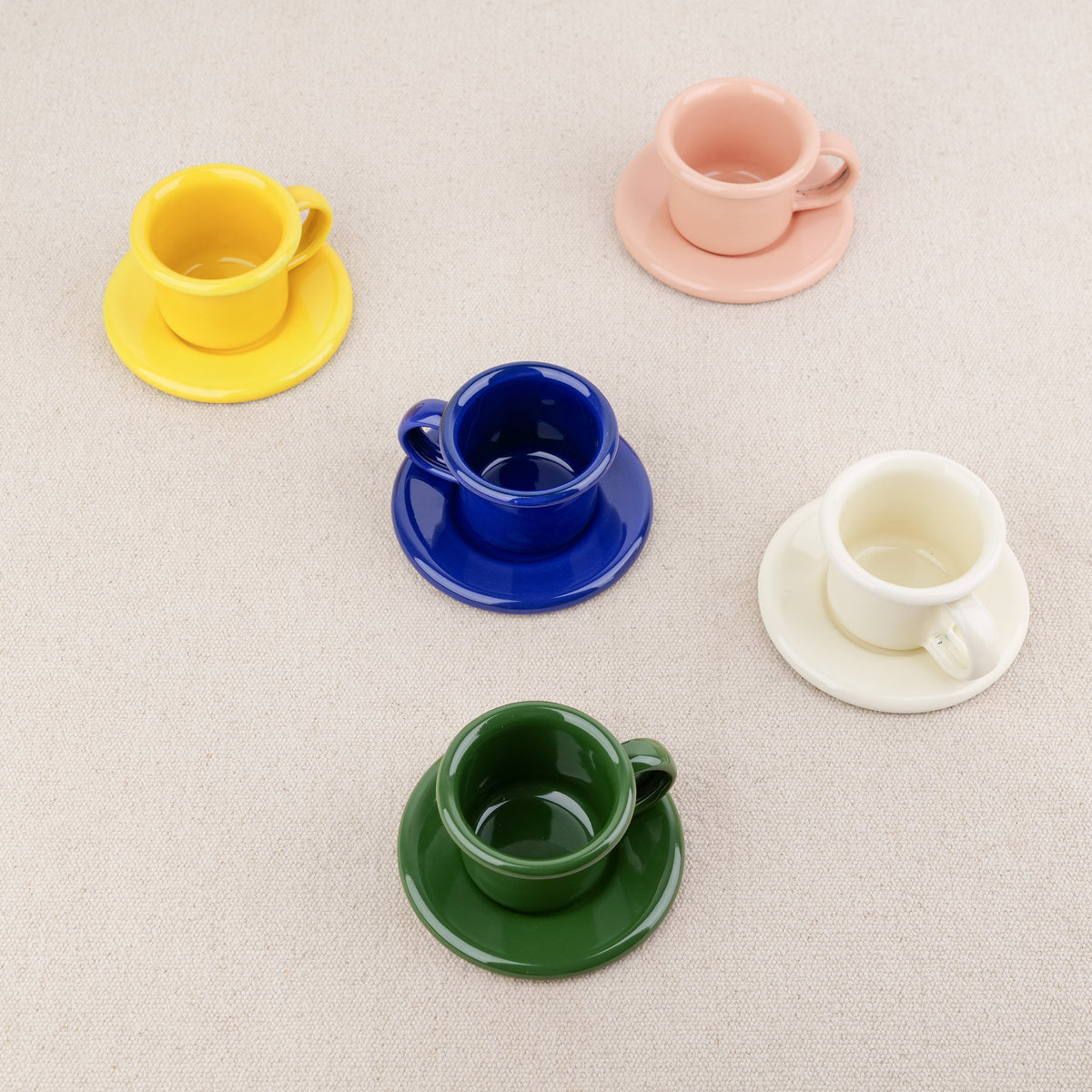 Tasse à café et soucoupe en émail