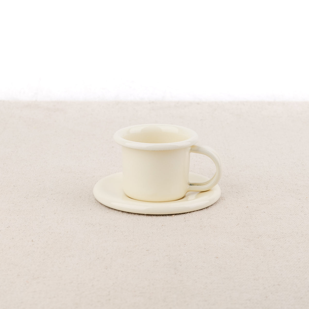 Tasse à café et soucoupe en émail