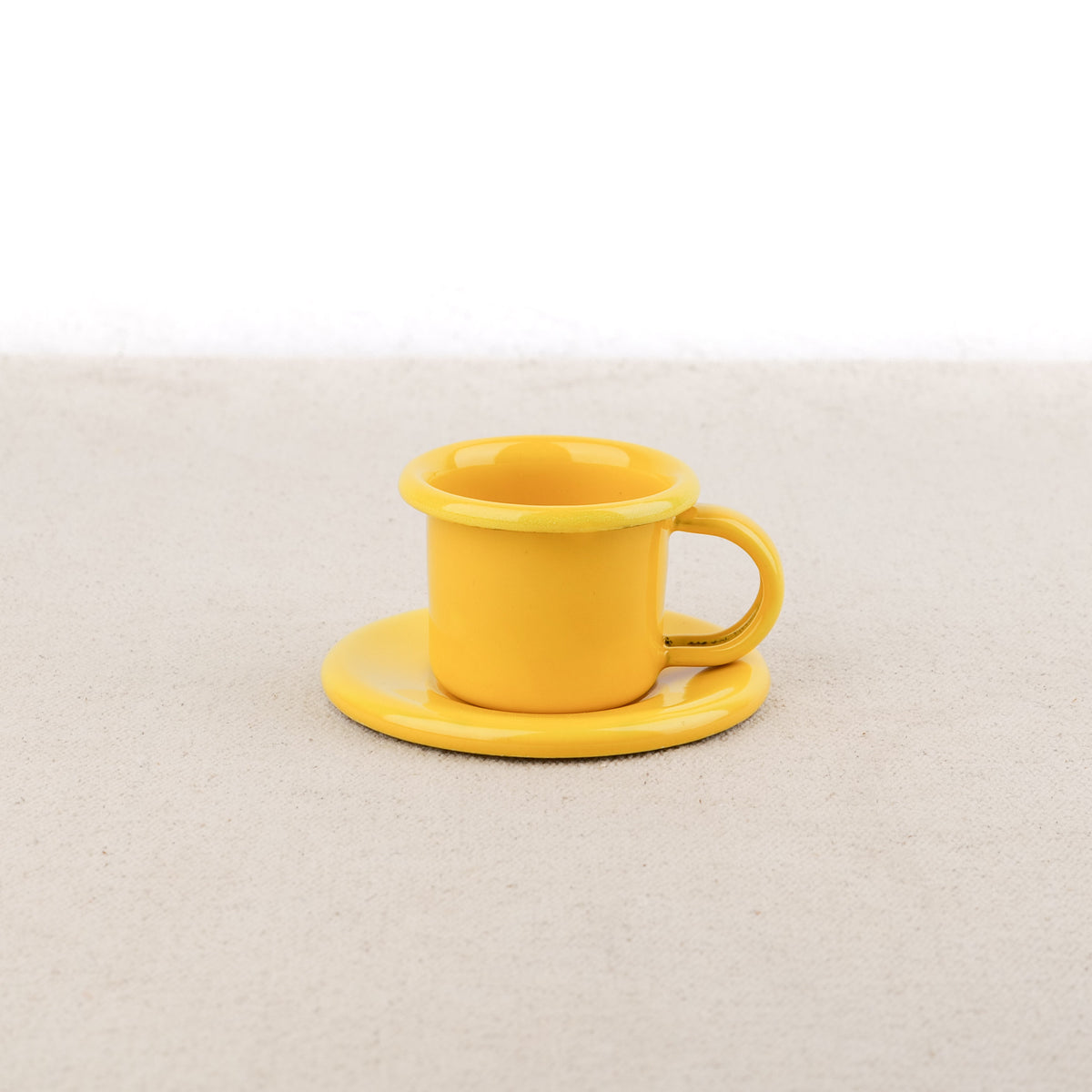 Tasse à café et soucoupe en émail
