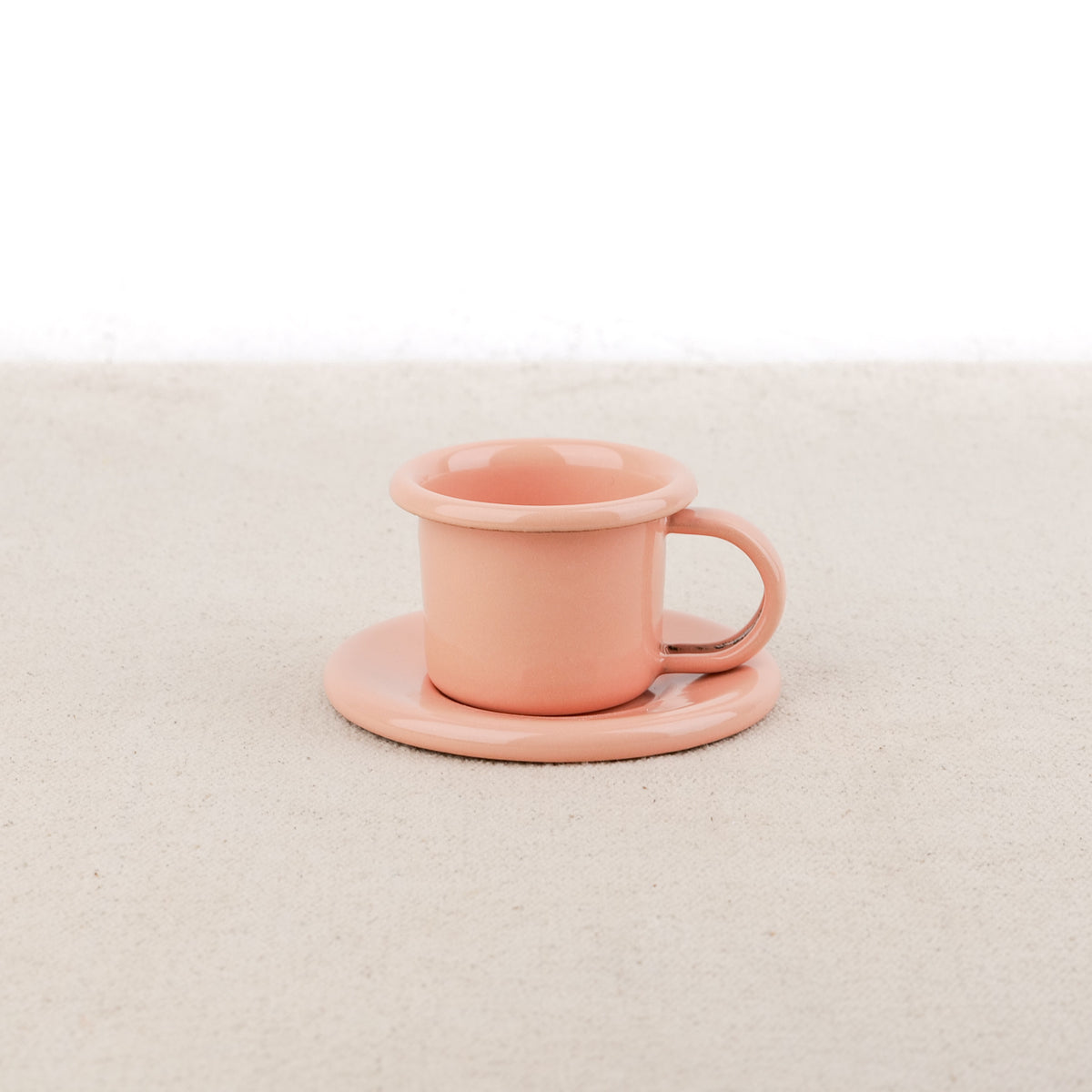 Tasse à café et soucoupe en émail