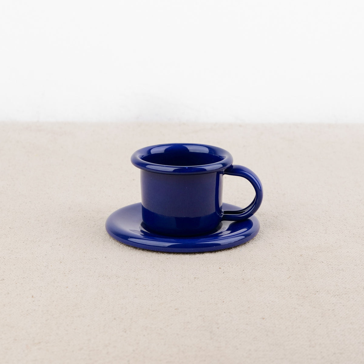 Tasse à café et soucoupe en émail