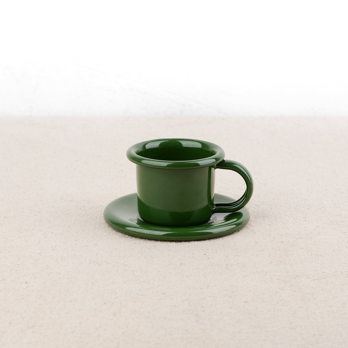 Tasse à café et soucoupe en émail