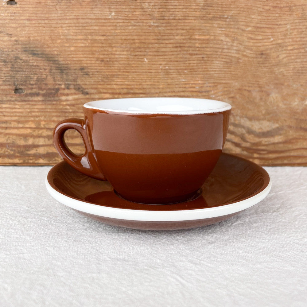 Tasse de bar brune et sa sous-tasse