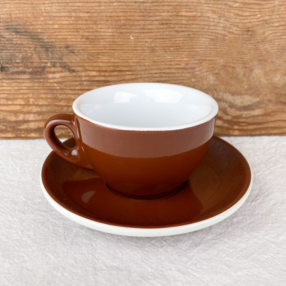 Tasse de bar brune et sa sous-tasse