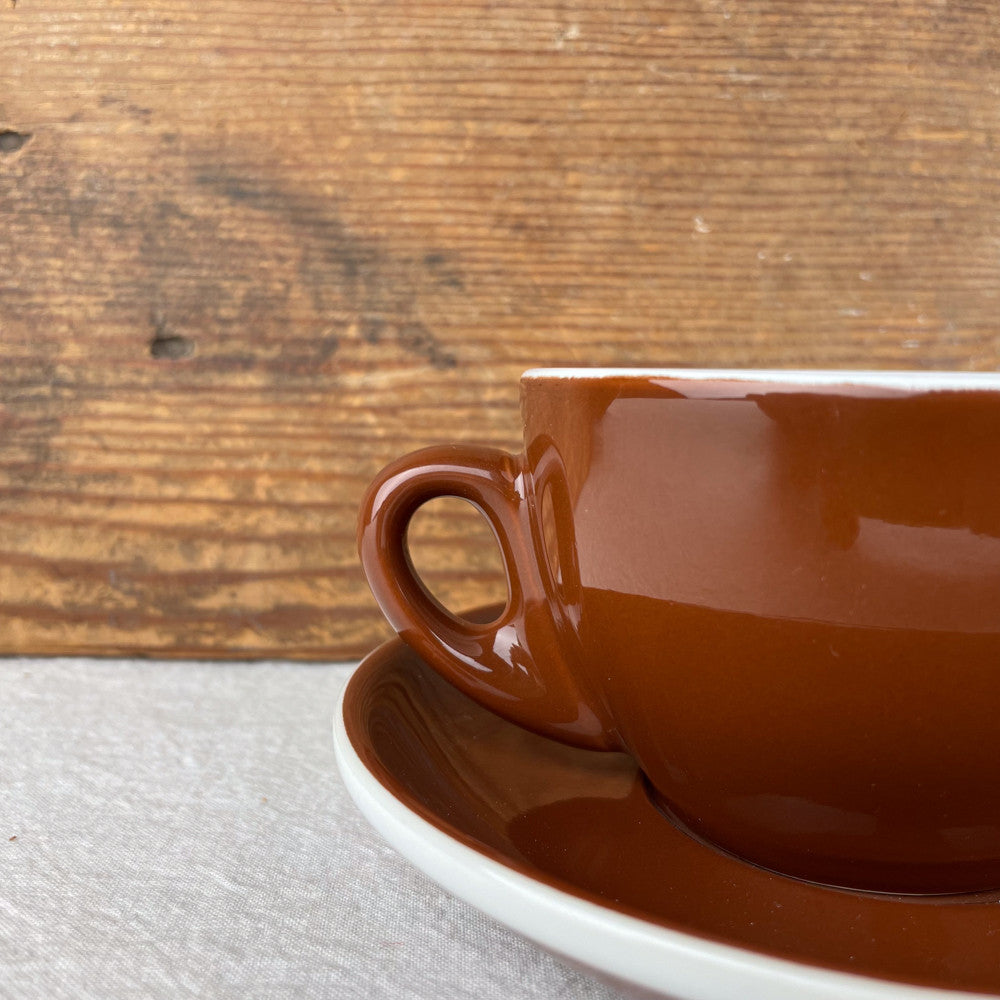 Tasse de bar brune et sa sous-tasse