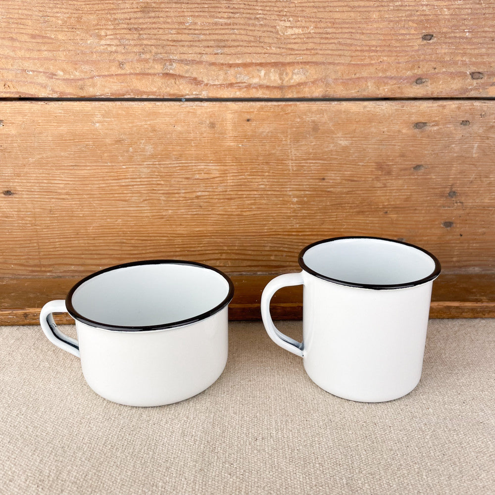 Tasse en émail espagnole blanc et liseré noir