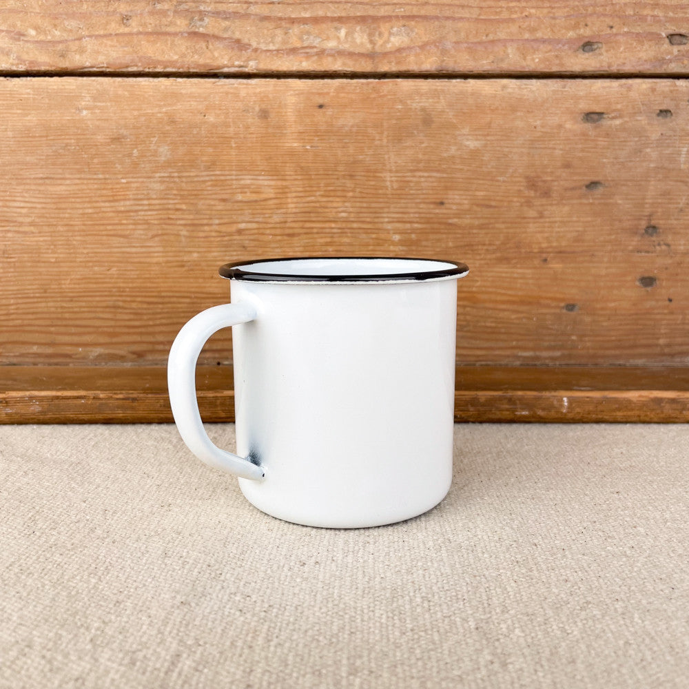 mug en émail blanc et noir