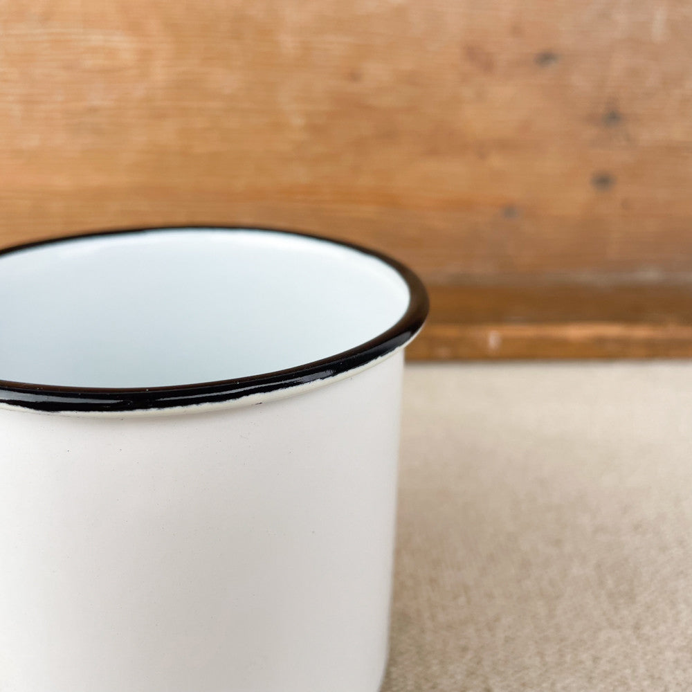 mug en émail blanc liseré noir