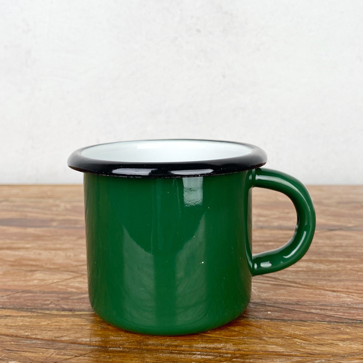 Tasse en émail coloré