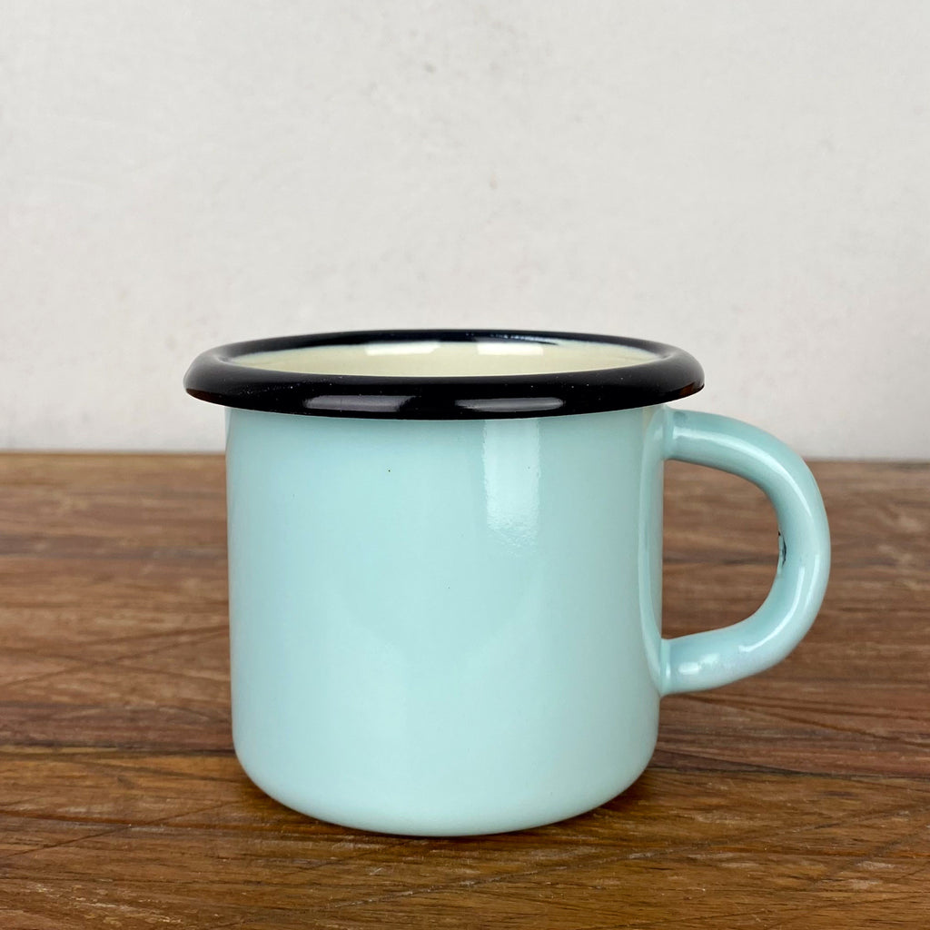 Tasse en émail coloré