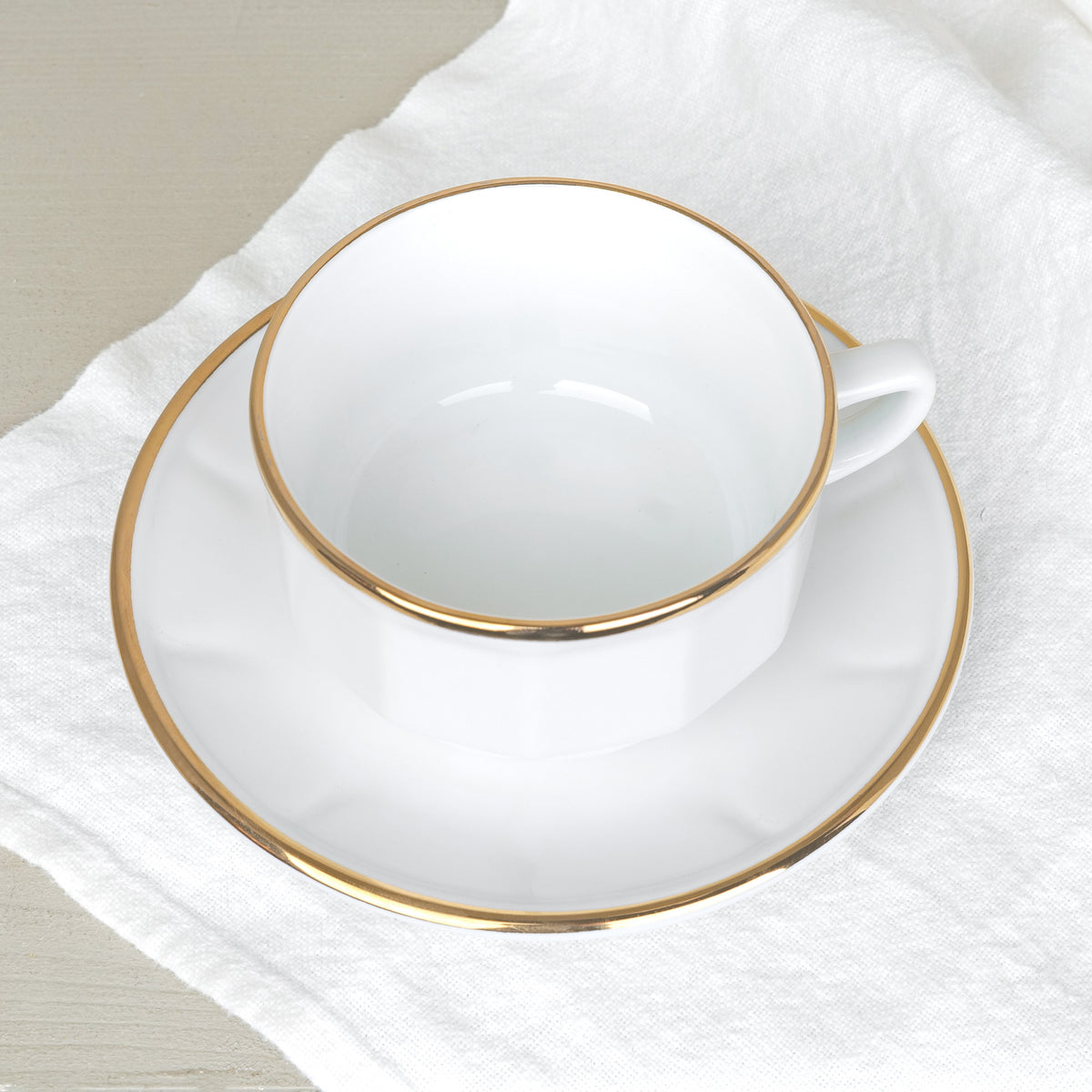 Tasse et soucoupe blanche filet or